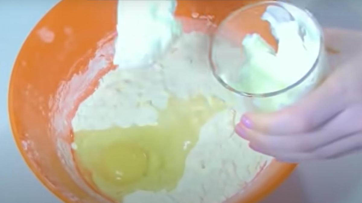 К сухим ингредиентам добавляют яйцо и сметану