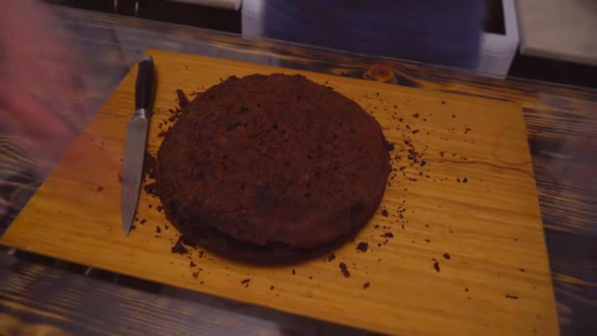 Бисквит нарезают на коржи на разделочной доске