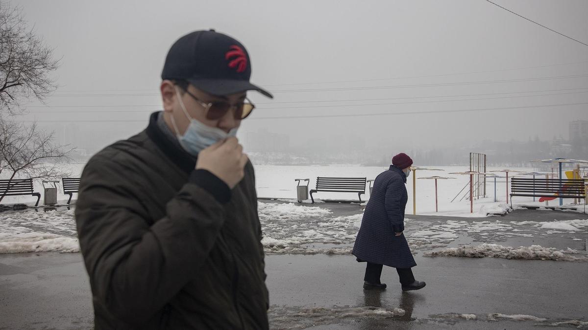 Люди в масках идут по улице