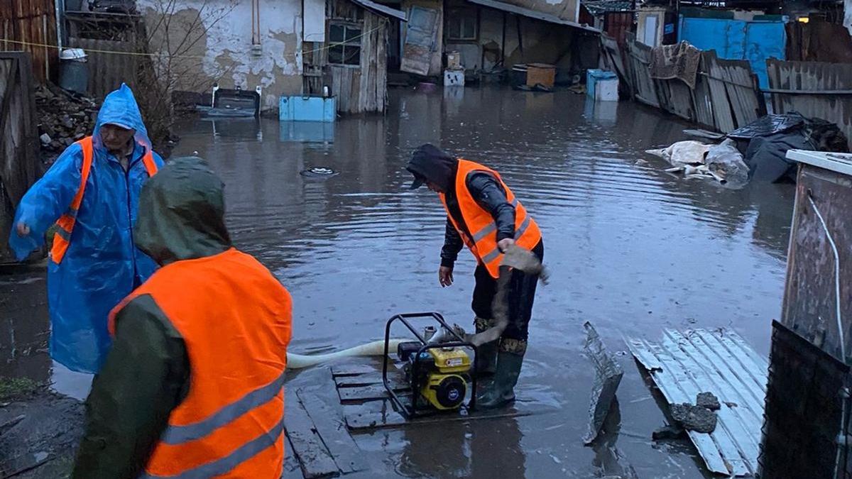 Работники откачивает воду