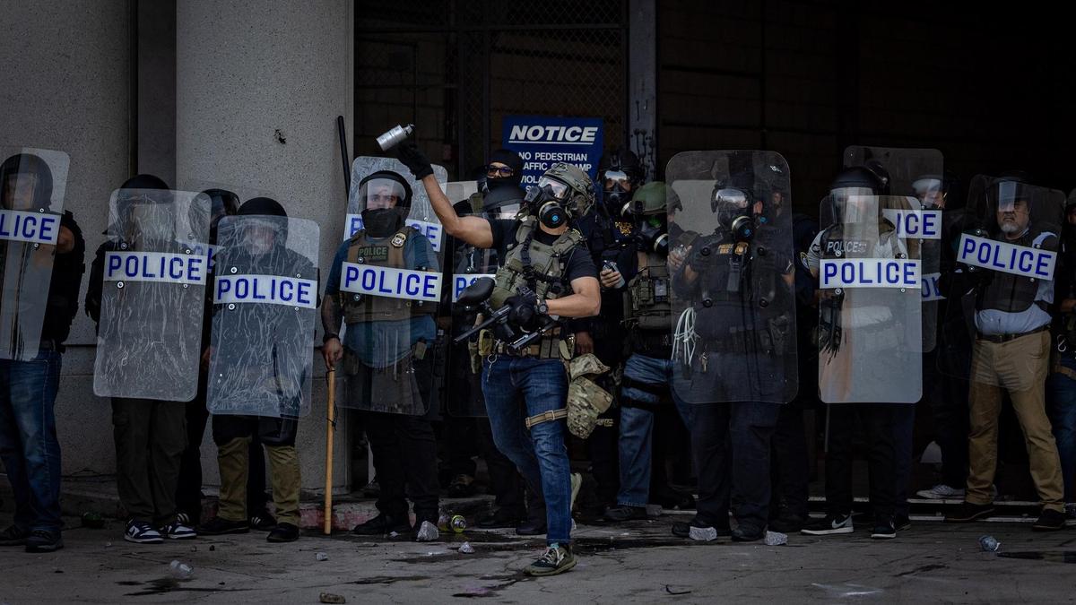 Протесты в поддержку мигрантов в Лос-Анджелесе Протесты в поддержку мигрантов в Лос-Анджелесе