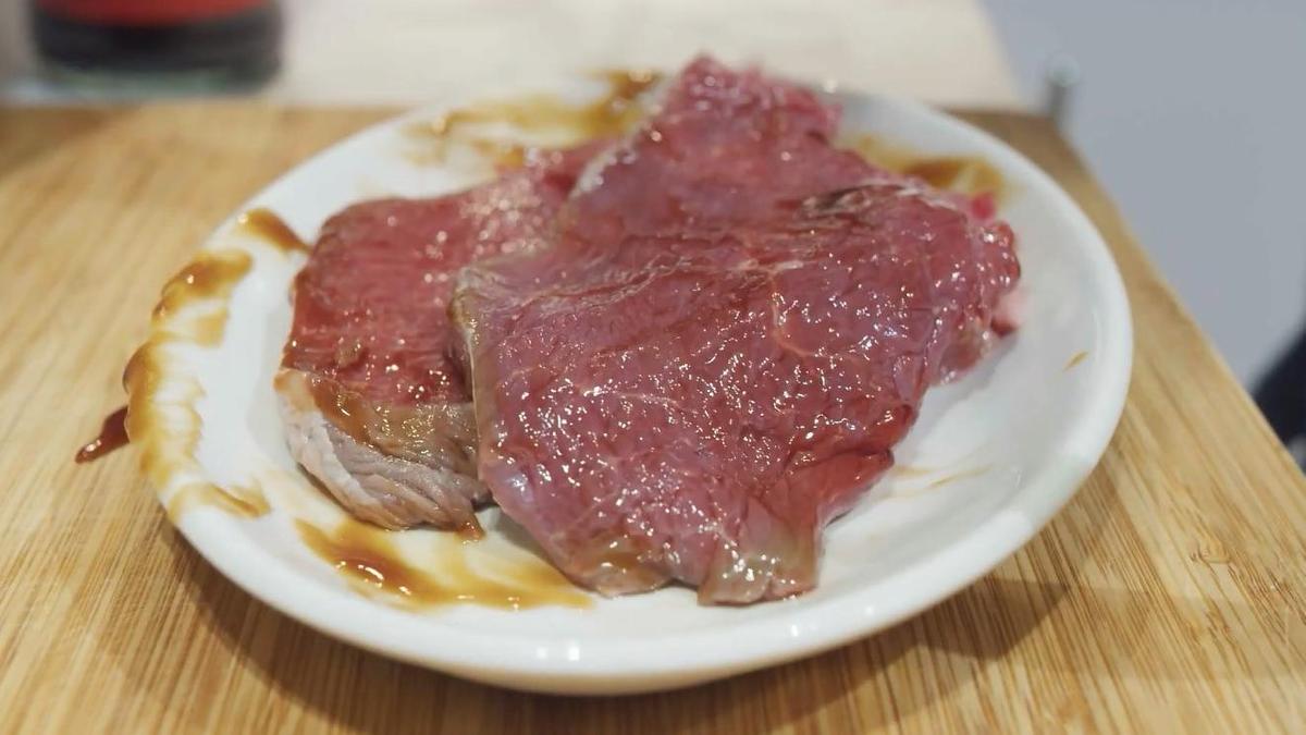 Говядина маринуется