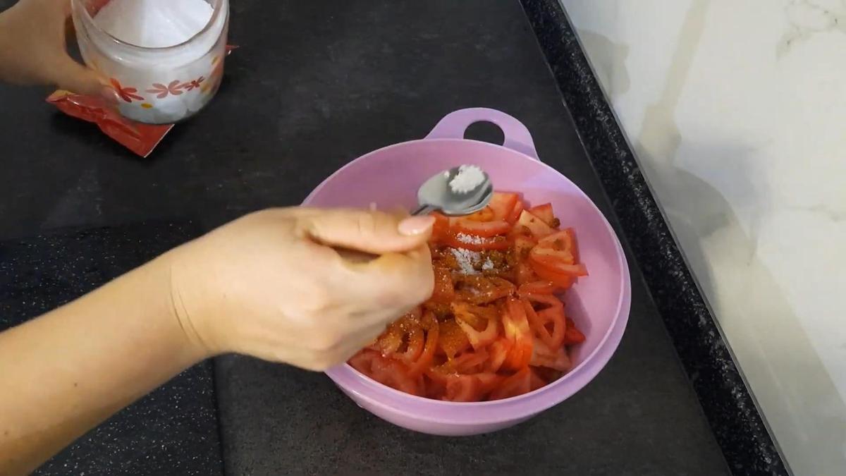 В овощной салат добавляют соль