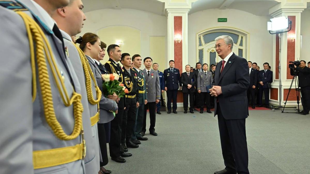 Тоқаев құқық қорғау органдары қызметкерлерін марапаттады Тоқаев құқық қорғау органдары қызметкерлерін марапаттады