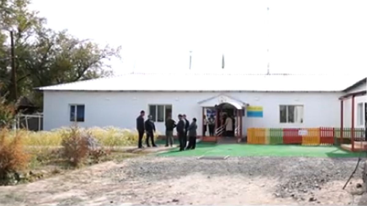 Здание акимата, в котором учатся дети