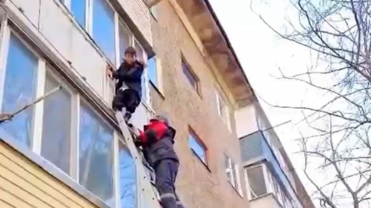Мальчик свисал с балкона