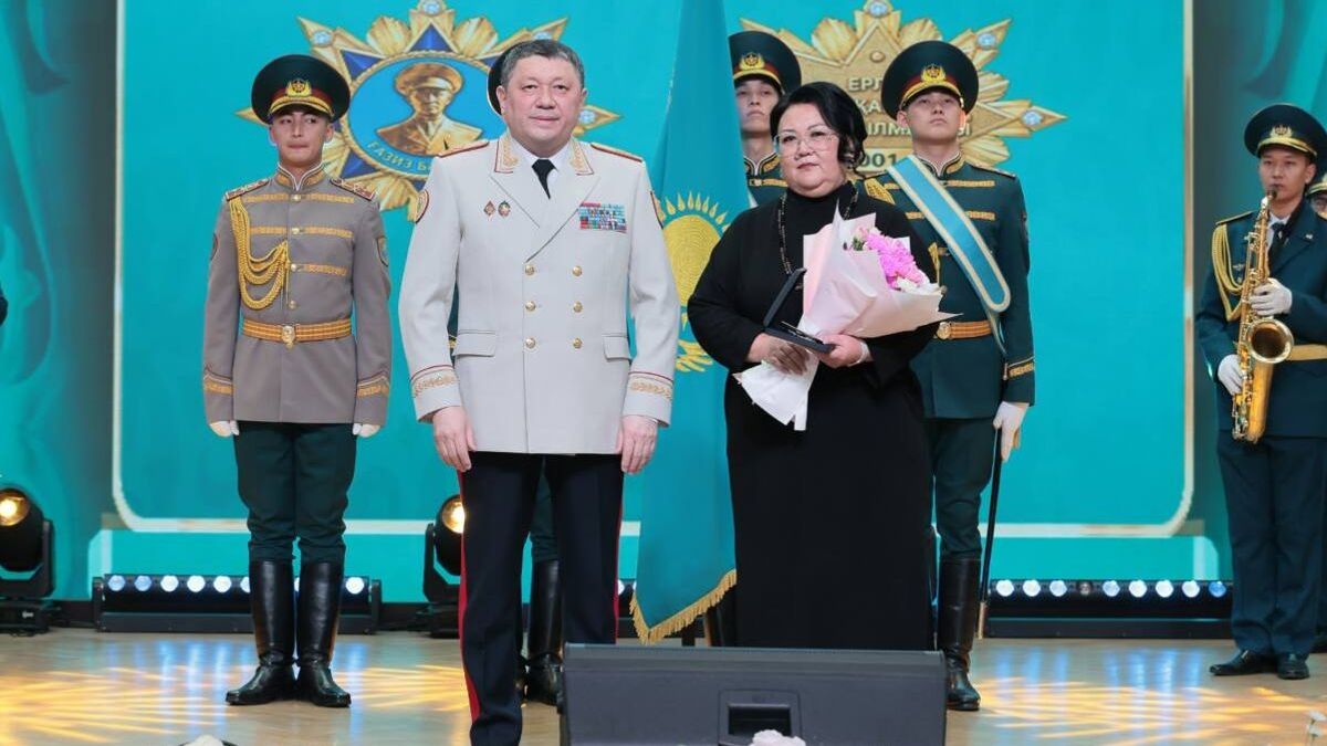 Вручение медали Гульжамал Тажиевой