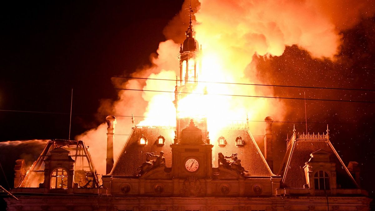 Протестующие сожгли историческое здание городской ратуши в Лиможе