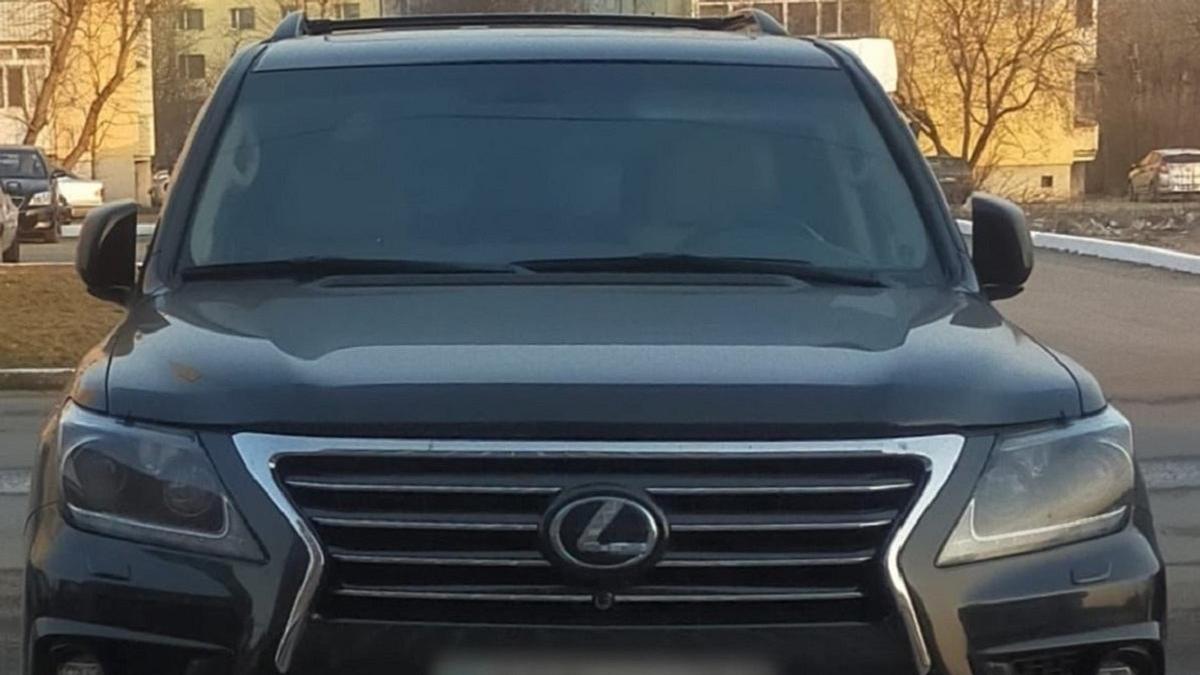 Черный Lexus LX570 стоит на улице