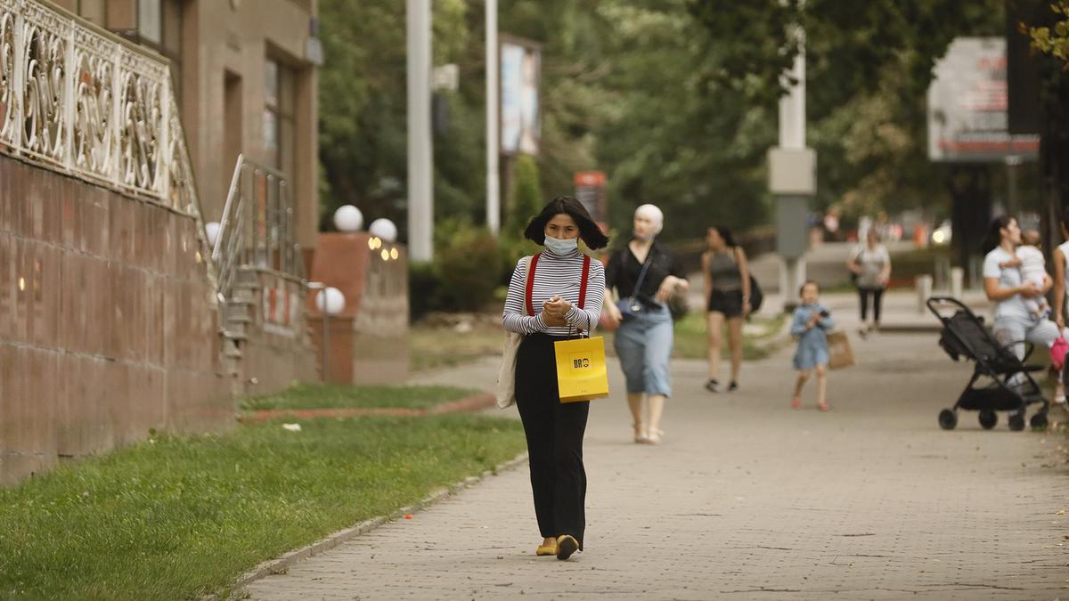 Девушка идет по городу