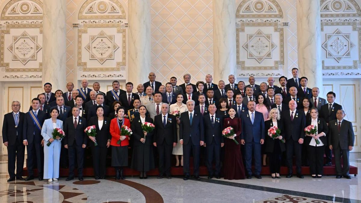 Касым-Жомарт Токаев и обладатели наград