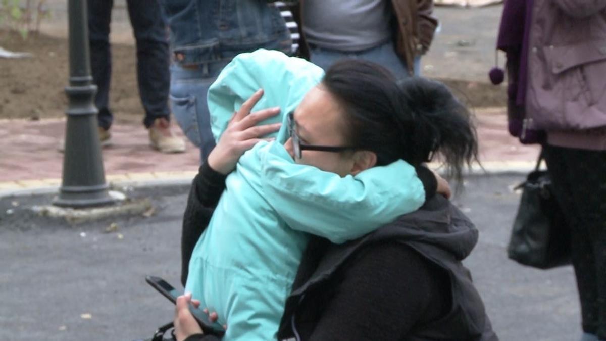 Под обломками нашли маму обнимающую ребенка крокус. Мать обнимает ребенка со слезами на глазах. Встреча со слезами. Мать обнимает ребёнка на пожаре.