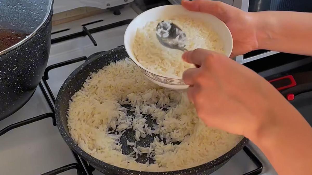 Сваренный рис из сковороды накладывают в пиалу