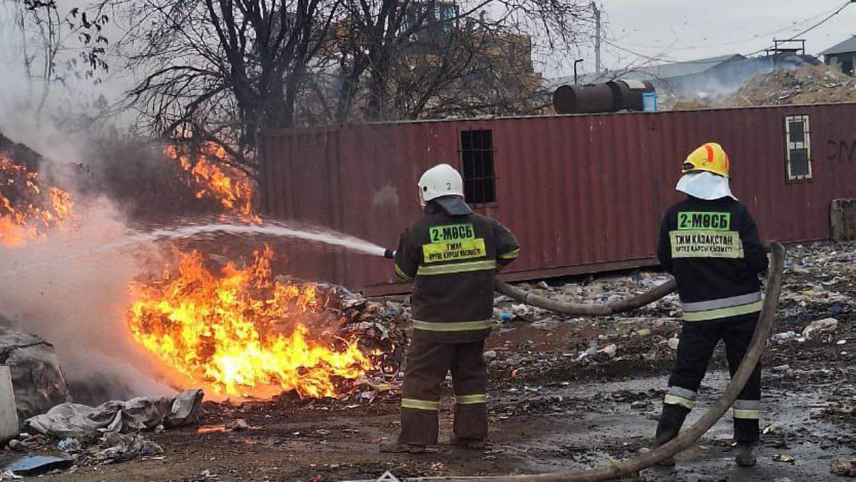 Пожарные тушат возгорание