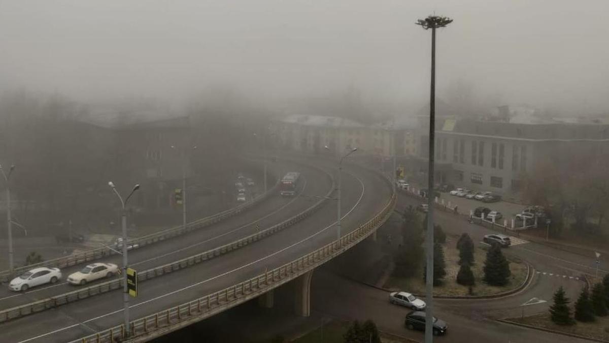 Штормовое предупреждение из-за тумана и сильного ветра объявили в пяти областях Казахстана