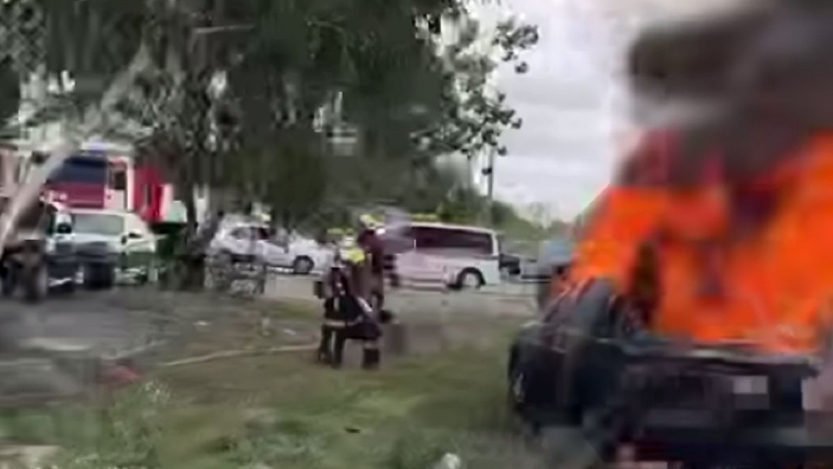Пожарные тушат пожар