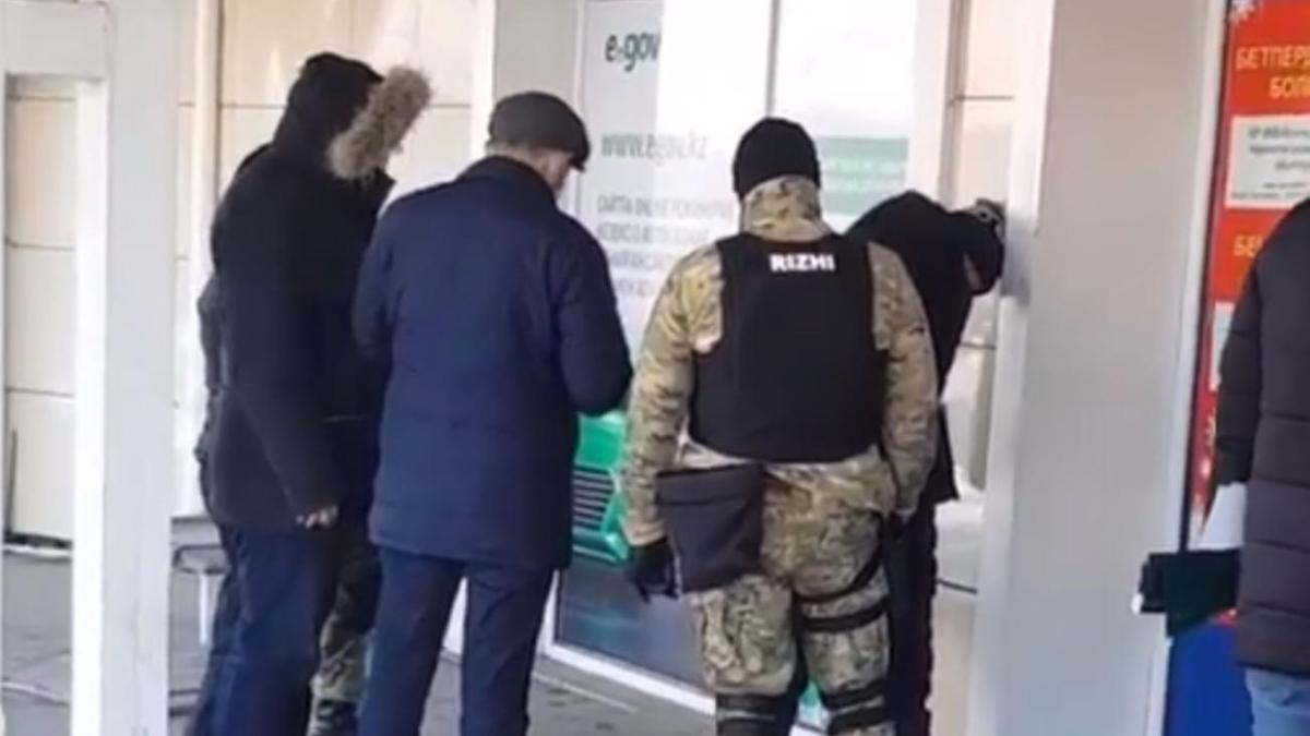 Сотрудники "Правительства для граждан" и полицейские задерживают подозреваемого в мошенничестве