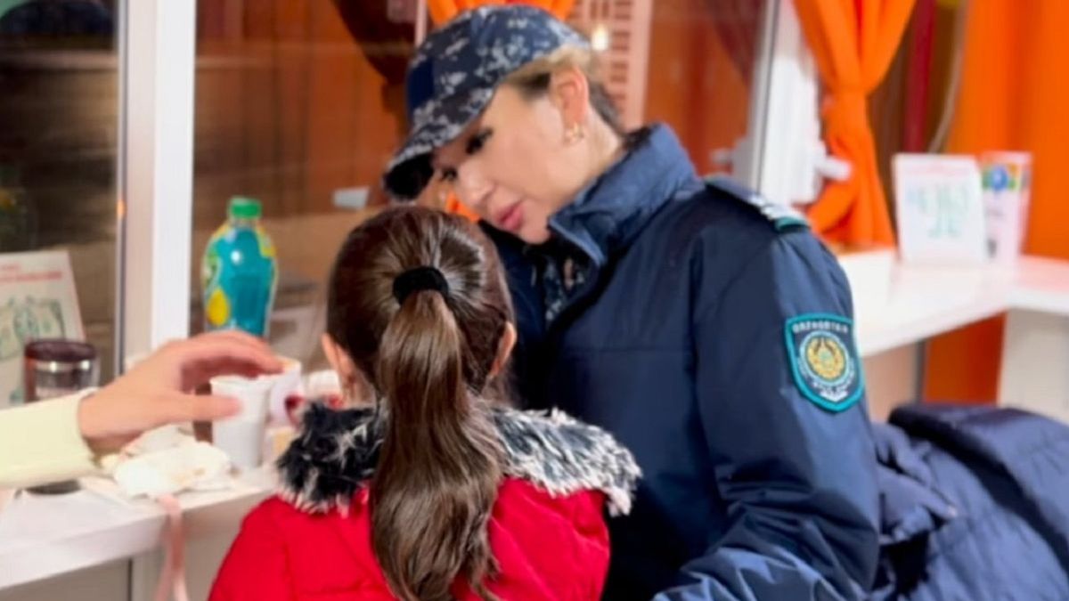 Найденная девочка с сотрудницей полиции