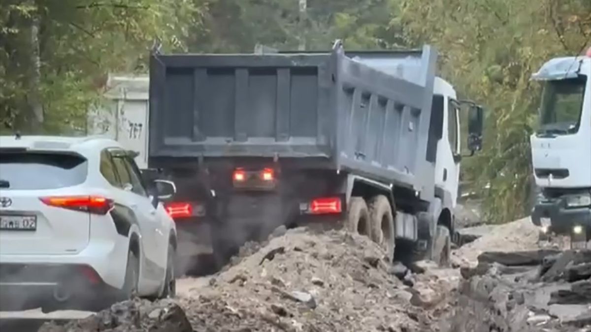 КамАЗ попал в яму