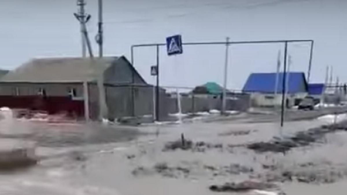 Улицы, затопленные талой водой, в ЗКО