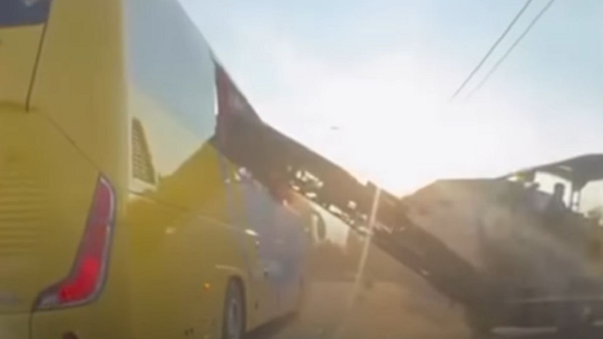 Столкновение автобуса со спецтехникой