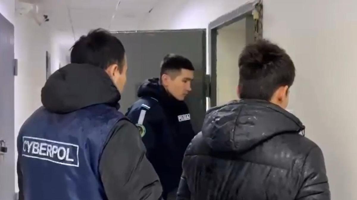 Задержанного ведут в изолятор Задержанного ведут в изолятор