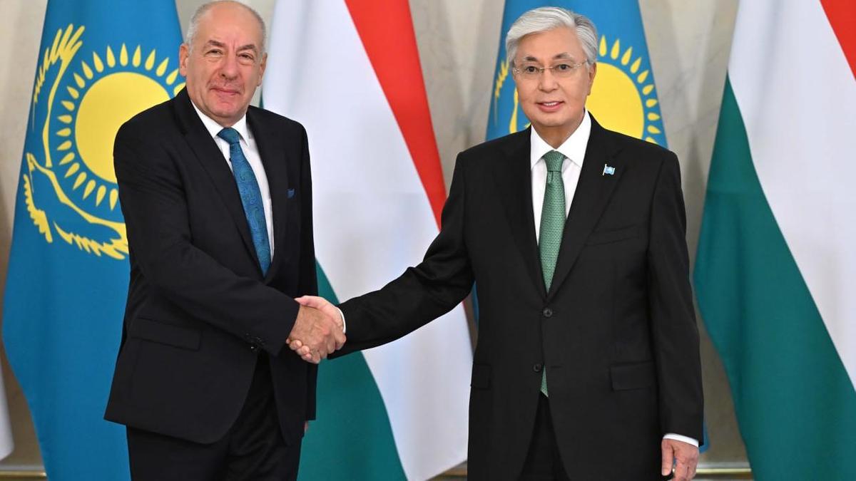 Секретарь анальный секс Орысша: Жүр, видеоларды менің кишегіме сал.