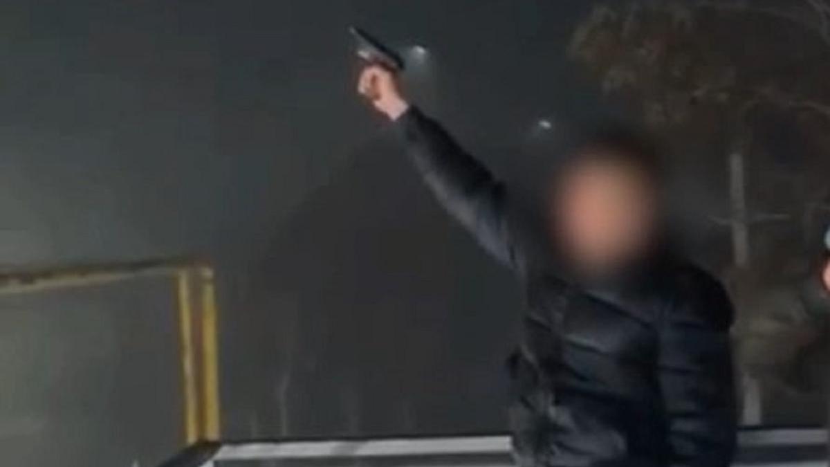 Мужчина с пистолетом в руках в Туркестанской области