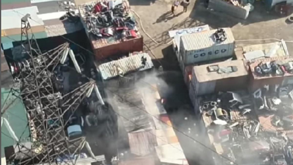 Пожарные тушат пожар