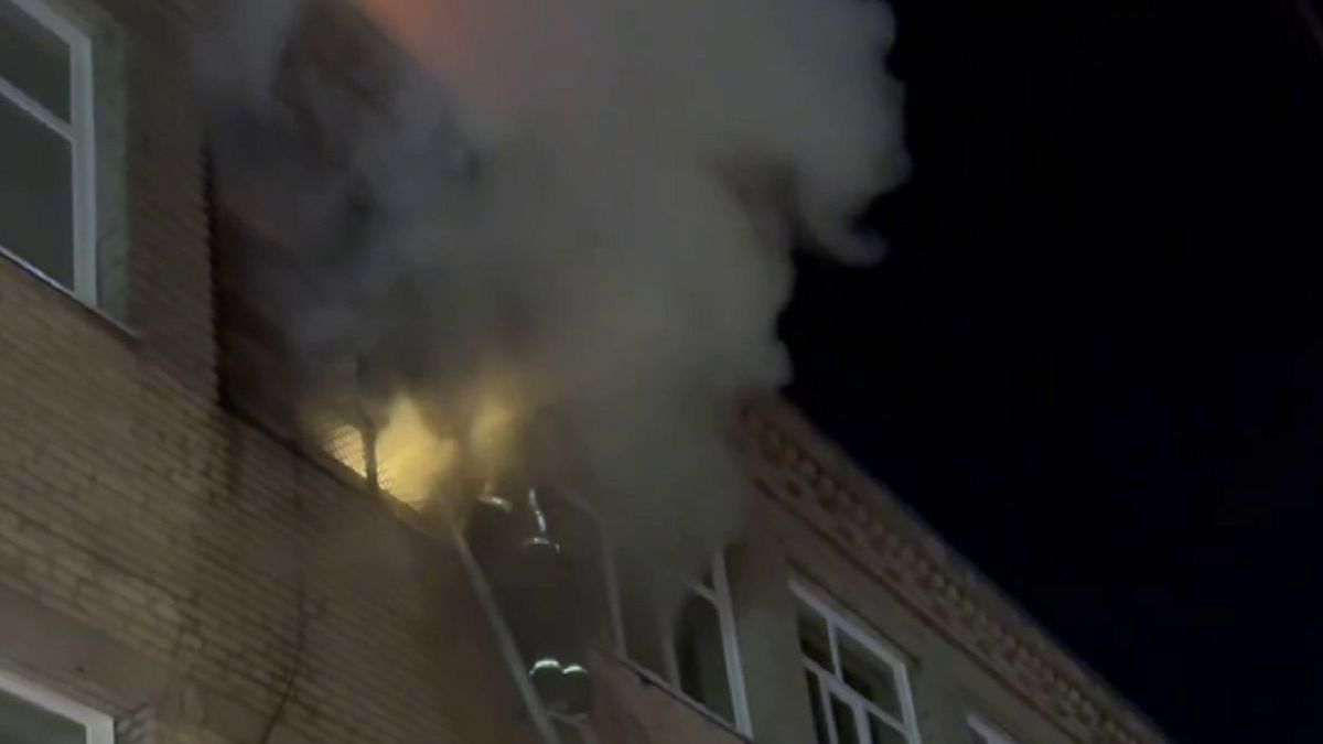 Пожарные тушат пожар