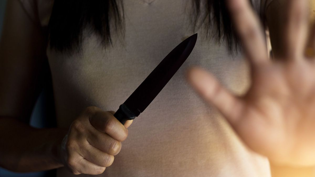 Женщина с ножом