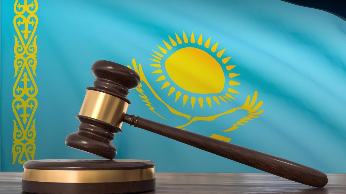 Флаг Казахстана и молоток судьи Флаг Казахстана и молоток судьи
