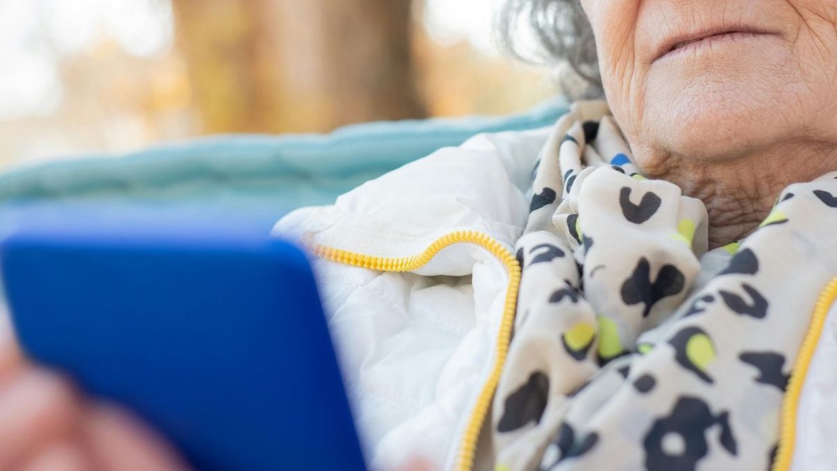 Пенсионерка с телефоном