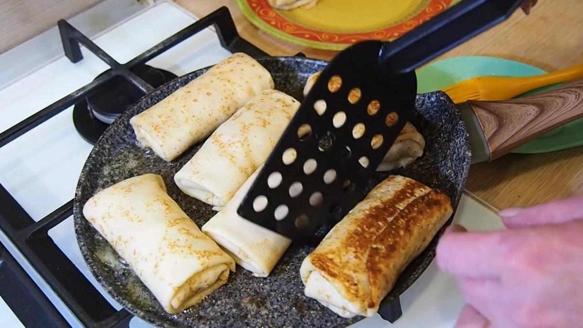 Блины жарятся на сковороде