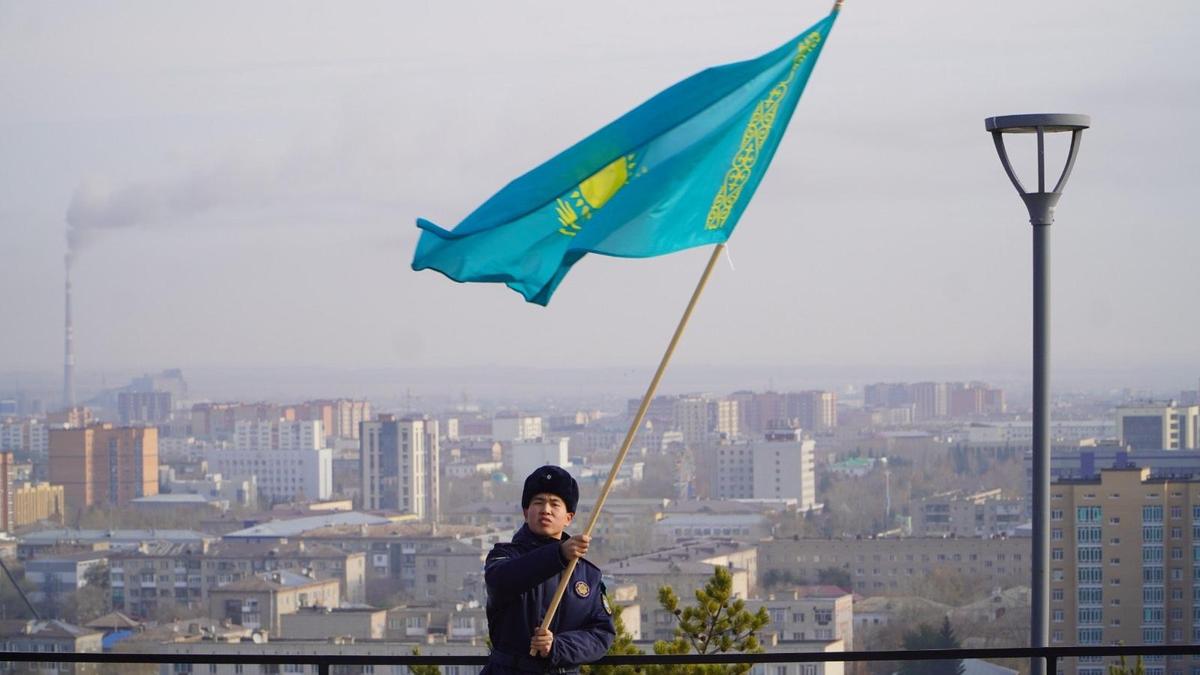Церемония поднятия Государственного флага в честь Дня Республики в Кокшетау