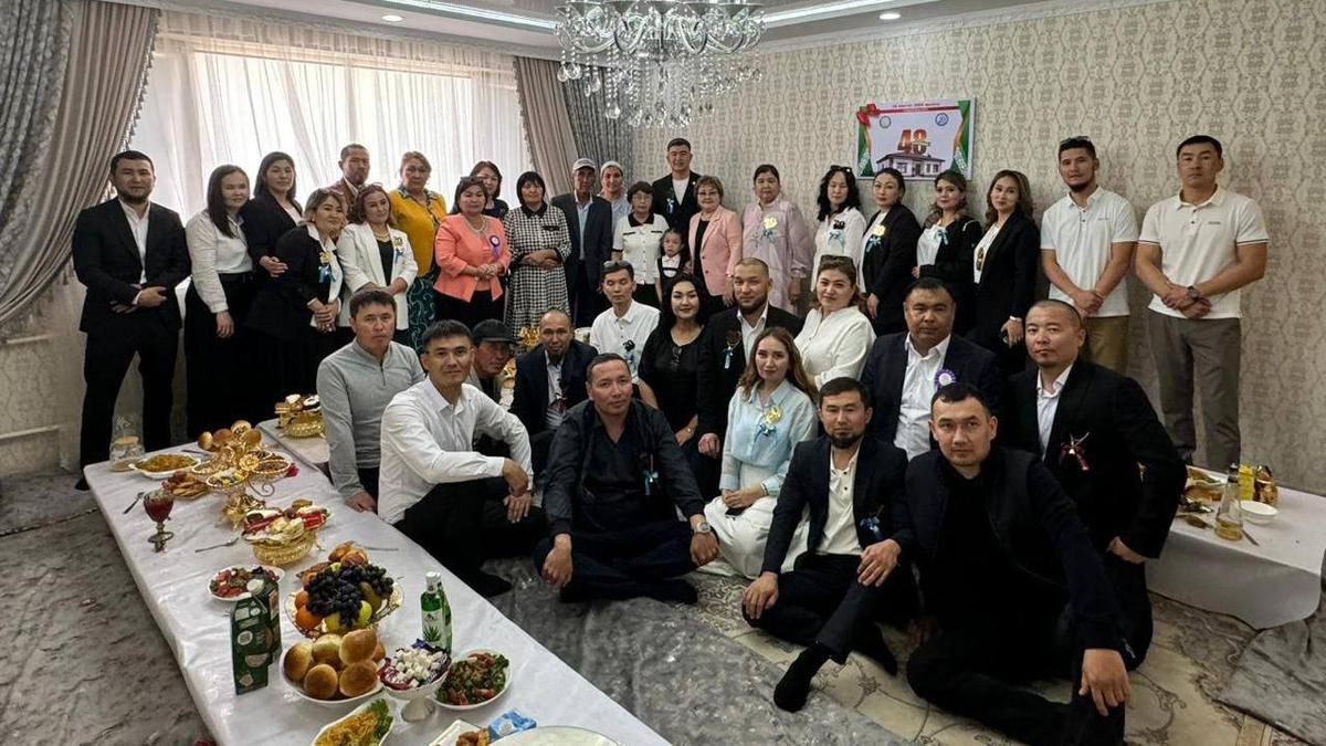 Маңғыстауда мектеп бітіргеніне 20 жыл болған түлектер мұғаліміне баспана сыйлады Маңғыстауда мектеп бітіргеніне 20 жыл болған түлектер мұғаліміне баспана сыйлады