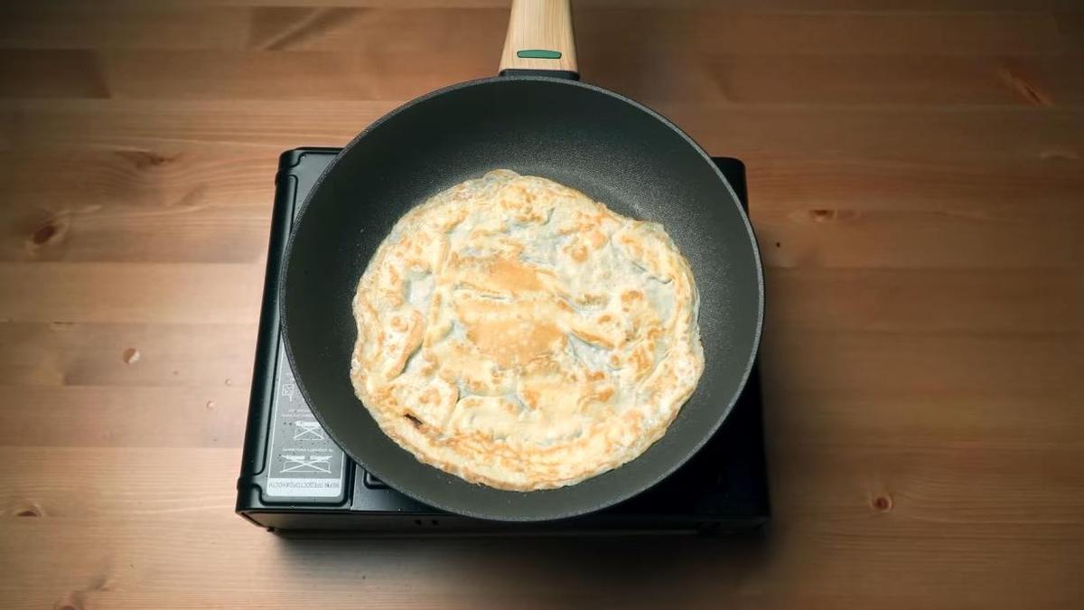 Приготовление яичного блинчика