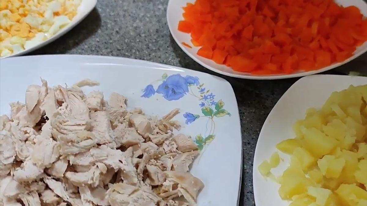 Нарезанная курица, морковь, яйца, картофель