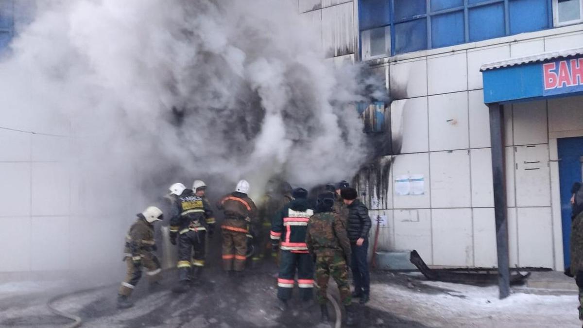 на автомойке в Нур-Султане тушат пожар