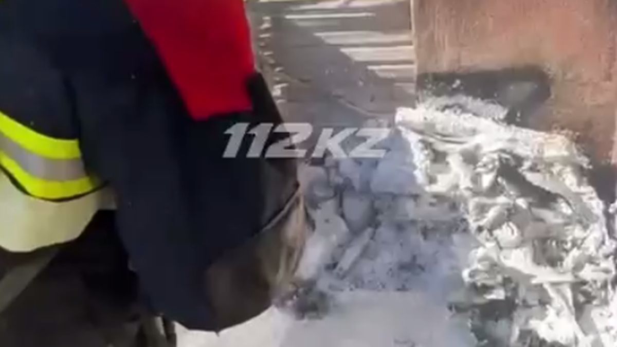 Пожарный тушит пожар в Туркестане