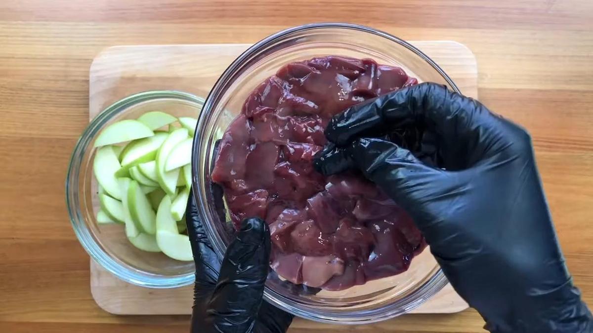 Куриная печень в миске