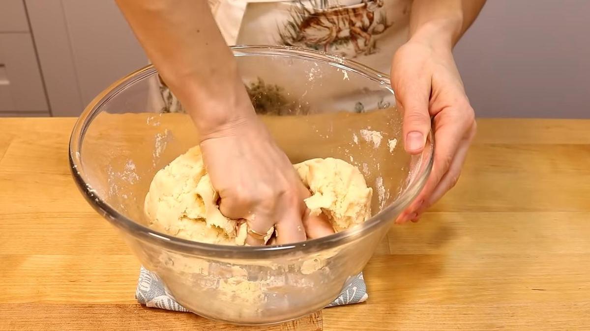 Замешивание теста для пирога