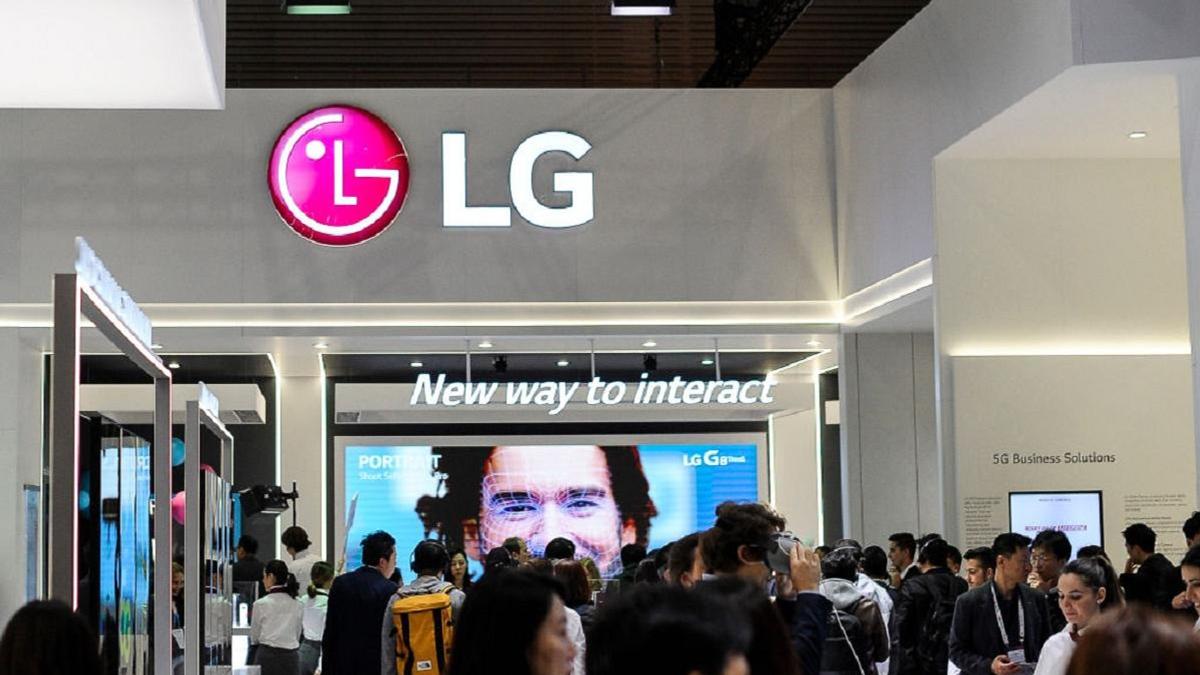 Магазин LG Electronics и толпа людей