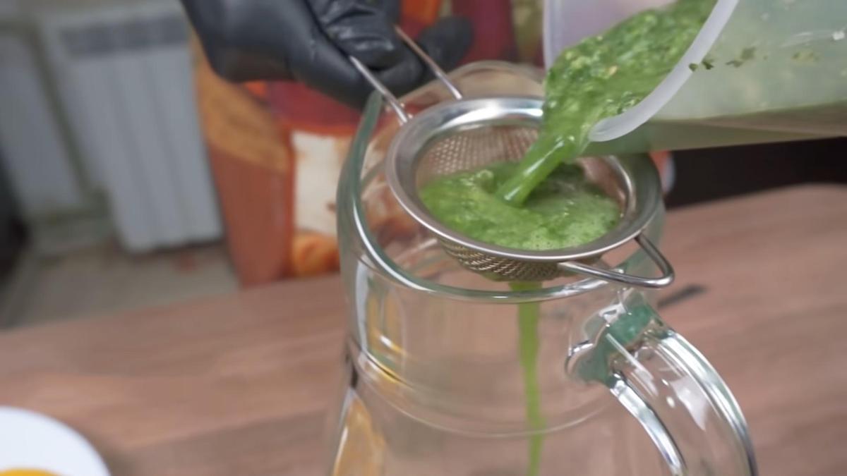 Процеживание лимонно-мятной кашицы через сито