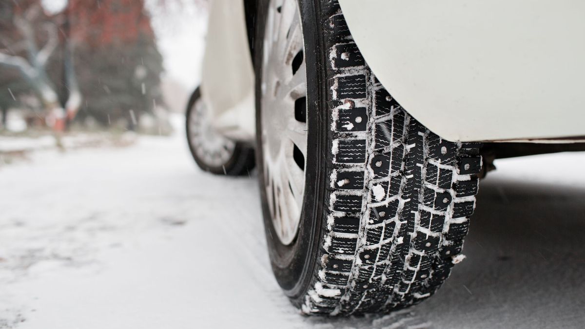 Автомобиль на дороге зимой