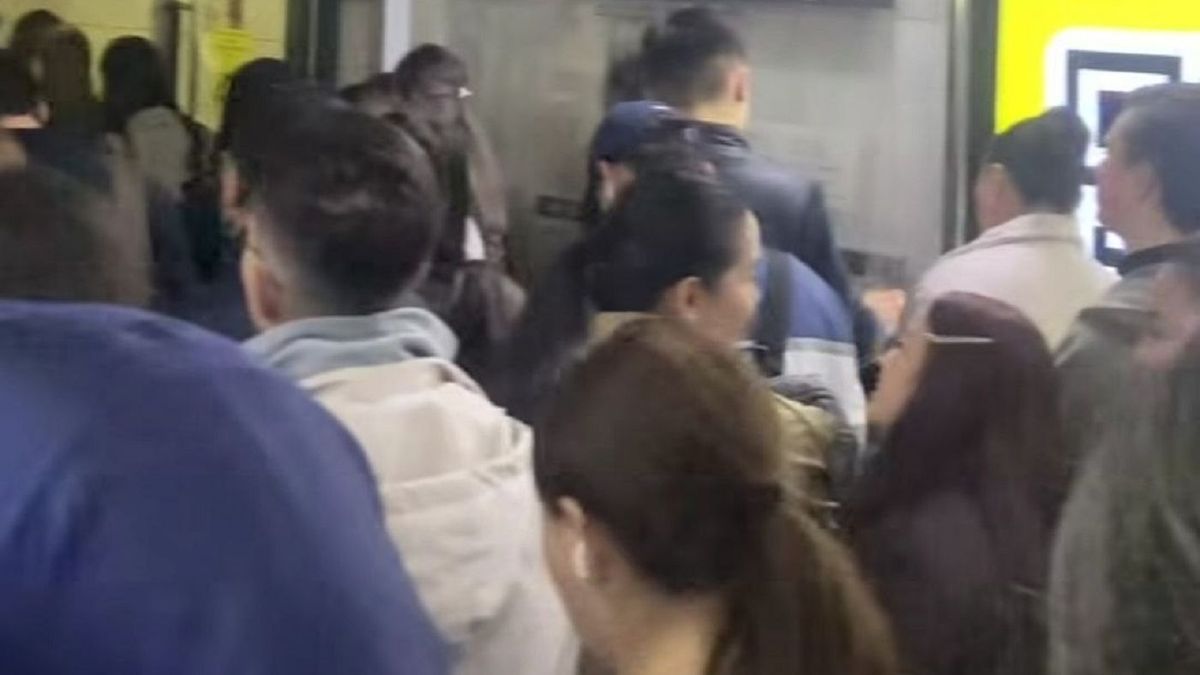 Люди в метро Алматы