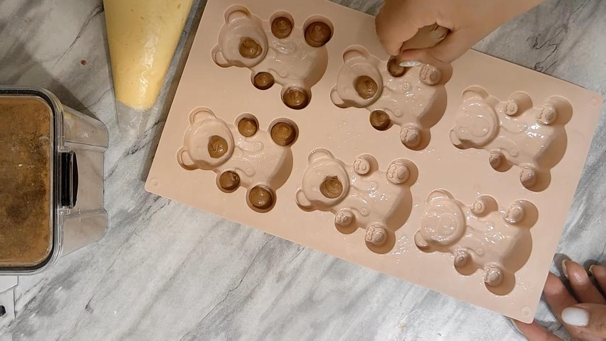 Силиконовую форму заполняют тестом с какао