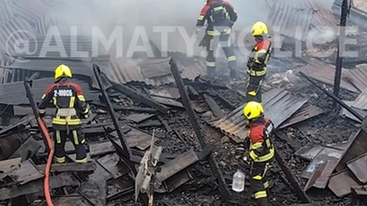 Пожар вспыхнул сразу в двух частных домах в Алматы