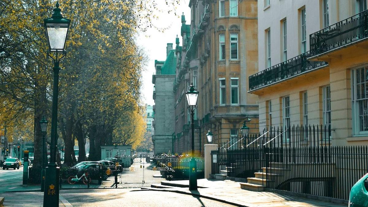 Два фонаря на улице в осеннем городе