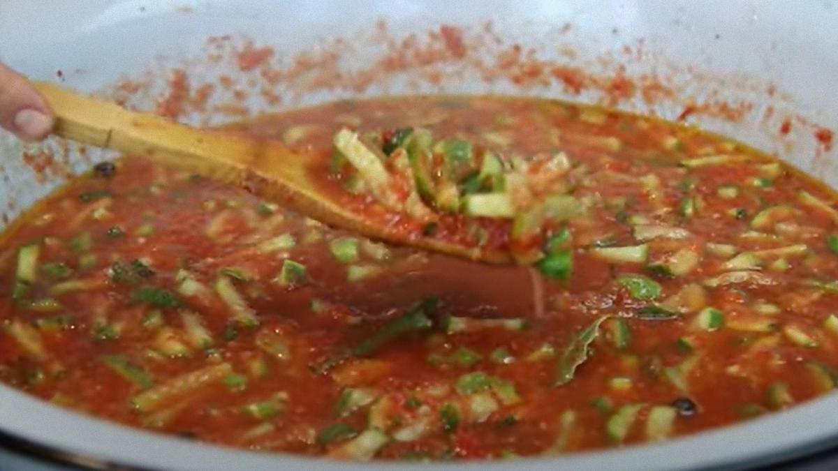 Лопаткой мешают в миске овощи